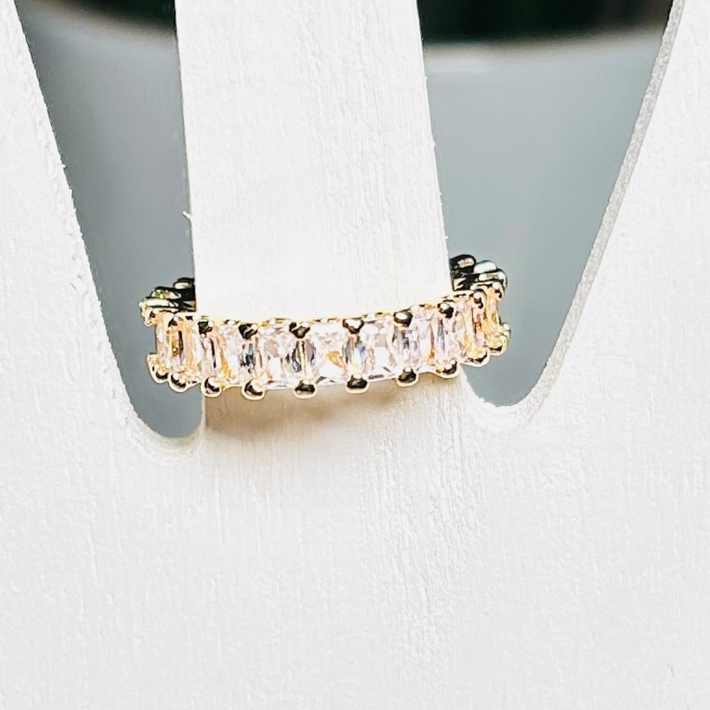 Sparkly baguette-shaped crystal stone and gold-toned ring. Size 7 3/4